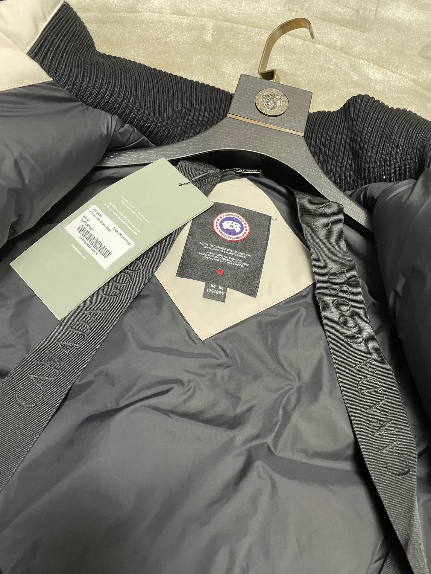 P800 forester men's new model black 24 models Canada Goose (Canada Goose) Men's model xs-xxl The highest version on the market! 🔥 Recommendation of single product for autumn and winter hard goods # Produced by OEM canada goose # The Canadian brand canada goose has always been recognized as the warmest down jacket, and its existence can often be seen in the winter street photos of various celebrities. I make Canada Goose every year, but I still can’t get rid of my love for it. No matter how cold the weather is, there’s no need to be afraid! Because this year, as always, we will provide you with ruthless goods and prepare large quantities of goods. I believe that the market has become a bit chaotic, but we are not afraid. Only good things are competitive, not comparing prices! No one is stupid enough to quote a high price and send old customers away! Look at price in the short term and quality in the long term! If you care about quality, please respect its price! If what you want is cheap, please don't expect good quality! You get what you pay for, this is the rule of the market! We really value quality. It is only worn by the one who understands you! Filling content: 90 international standard duck down! I won’t say much more, everyone sells their own goods! Regarding the down content, you can feel it with your hands. There is nothing wrong with good down. Another customer said that the clothes are very light, but the ones on the market are very heavy. For us insiders, adding some filament to the clothes will make them look bulging and heavy. But we won't do that! 🔥Pure original fidelity! 🔥Everyone who has been cooperating with us in the past few years knows that the large-scale wholesale market products are incomparable to us. You are welcome to visit the brick cabinet and then come to my home to buy! It is the legendary warmest down jacket. A goose and a single layer of clothing can withstand minus 20 degrees Celsius! Known as a must-have for Arctic outdoor sports! The most popular down jacket in the world, celebrities are rushing to buy it, it is a must-have!
